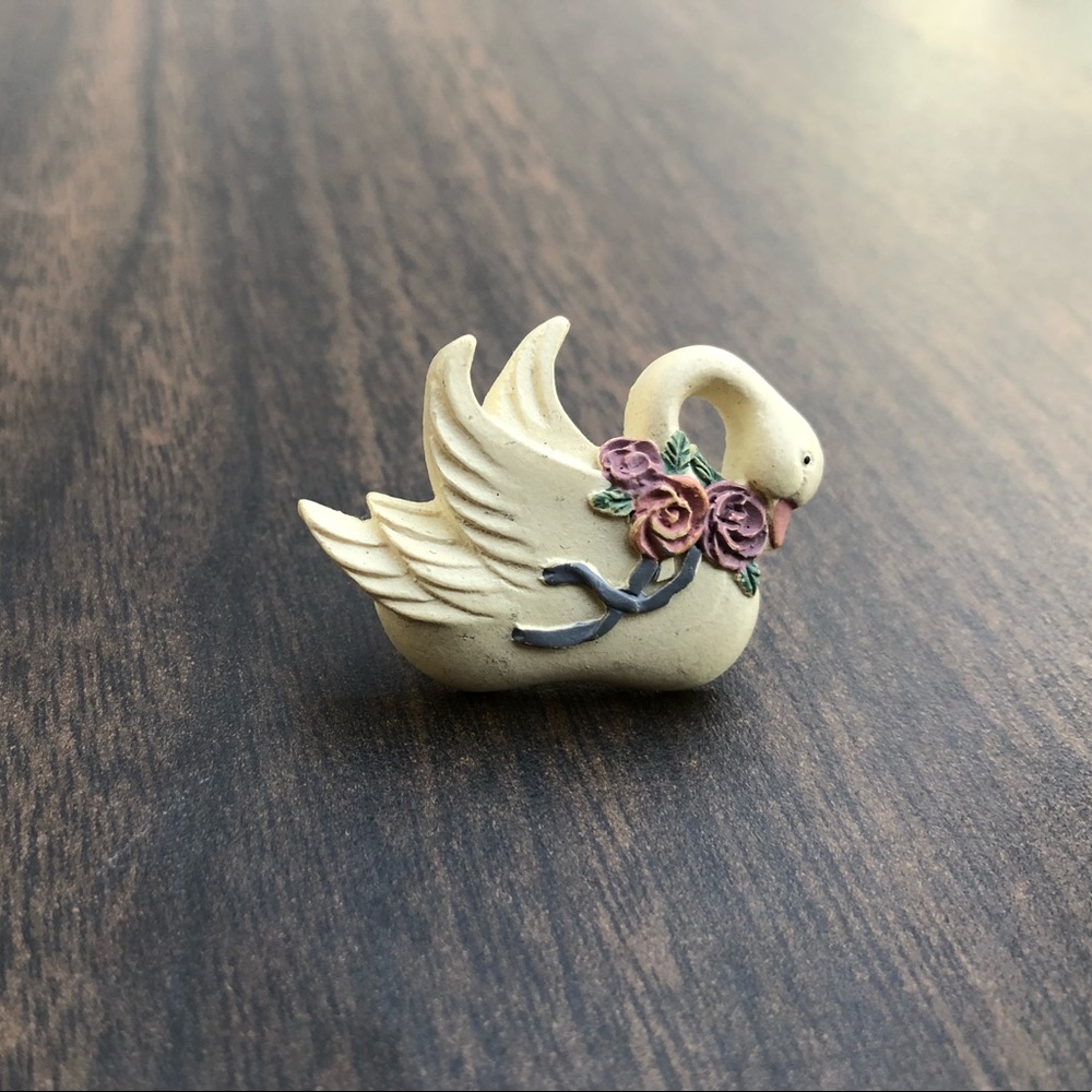 Vintage swan pin
